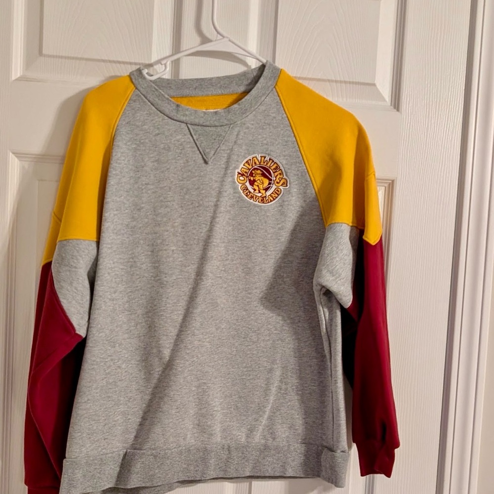 Cleveland Cavaliers women’s  sweatshirt size small Mitchell & Ness